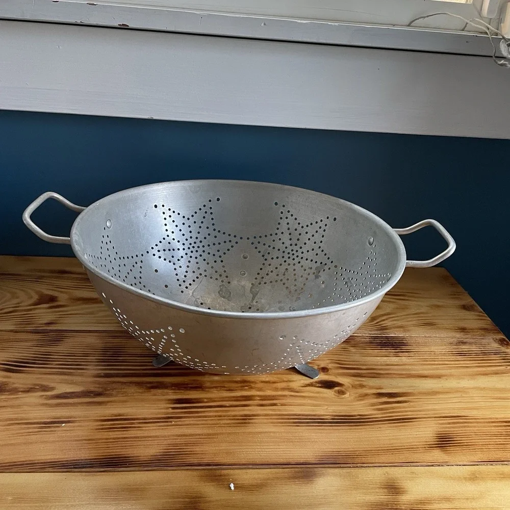 Vintage Mirro Aluminum Round 3 Leg Strainer w/ Star Pattern 11
